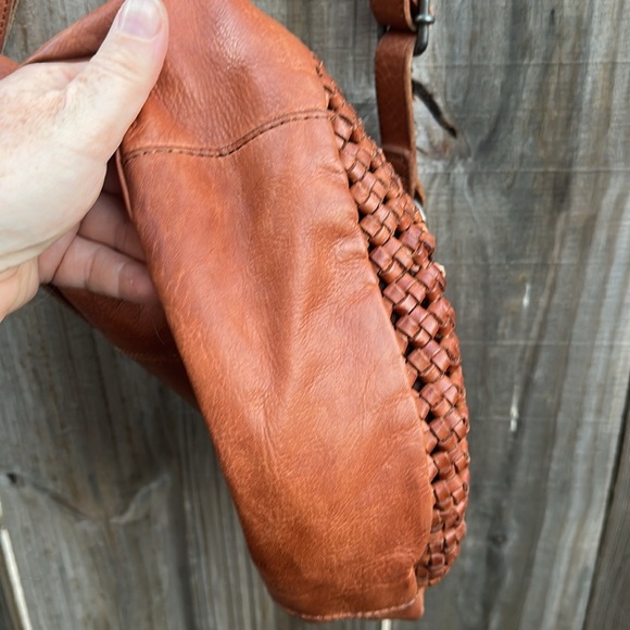 VILENCA HOLLAND MADE IN ITALY LEATHER KNOT WOVEN CROSSBODY BAG COGNAC - Picture 4 of 13